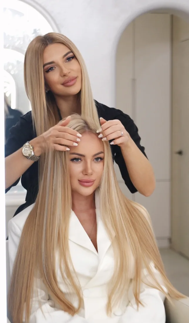 Майстриня Pavlikha Hair виконує мікрокапсульне нарощування волосся